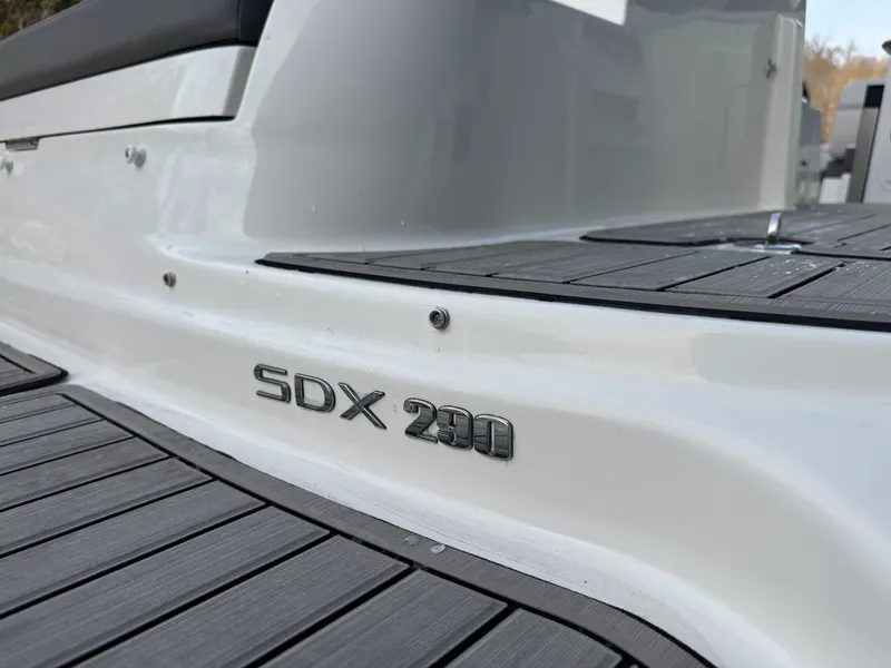 Slide: The Image of Sea Ray SDX 290 2026 - 18