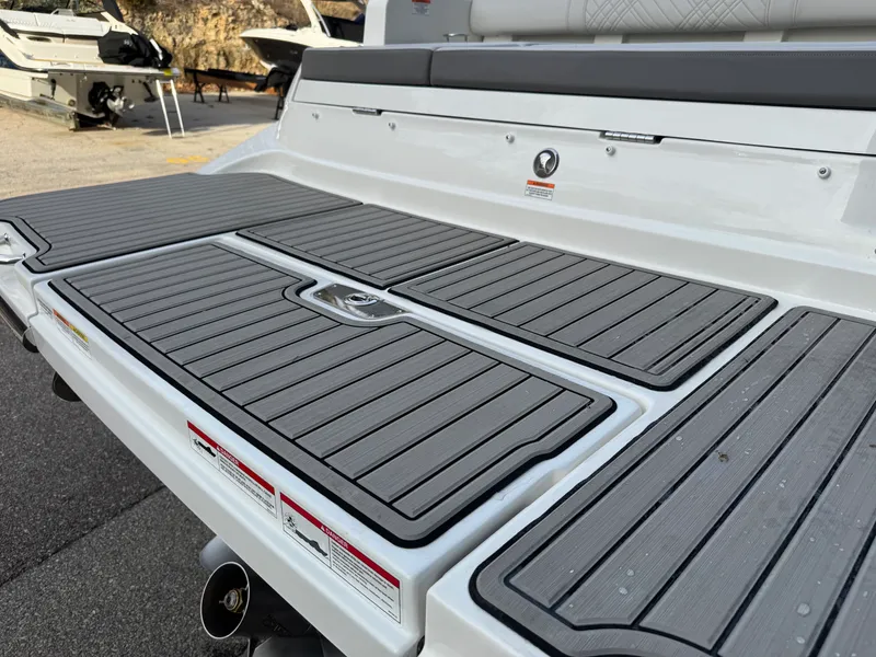 Slide: The Image of Sea Ray SDX 290 2026 - 19