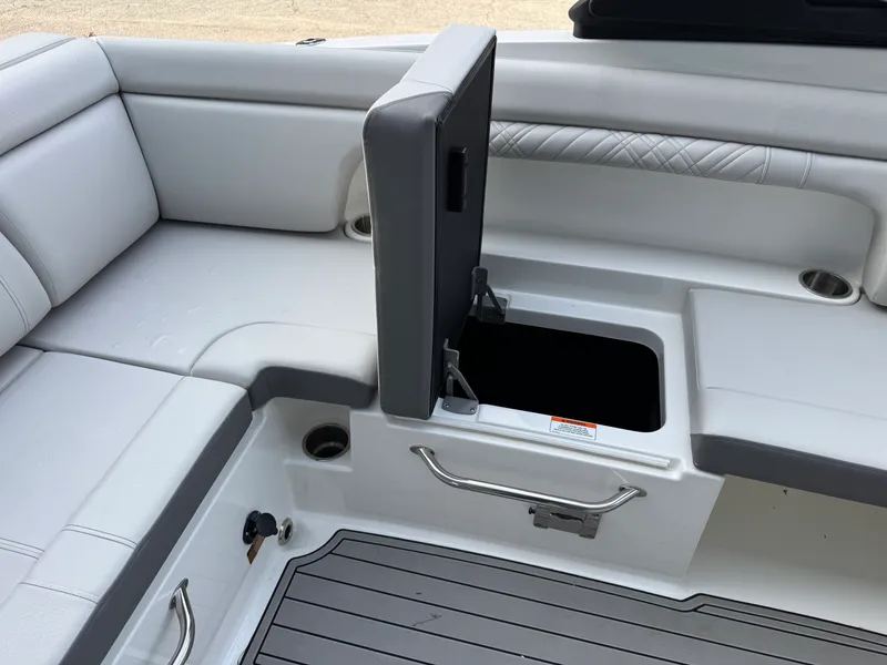 Slide: The Image of Sea Ray SDX 290 2026 - 24