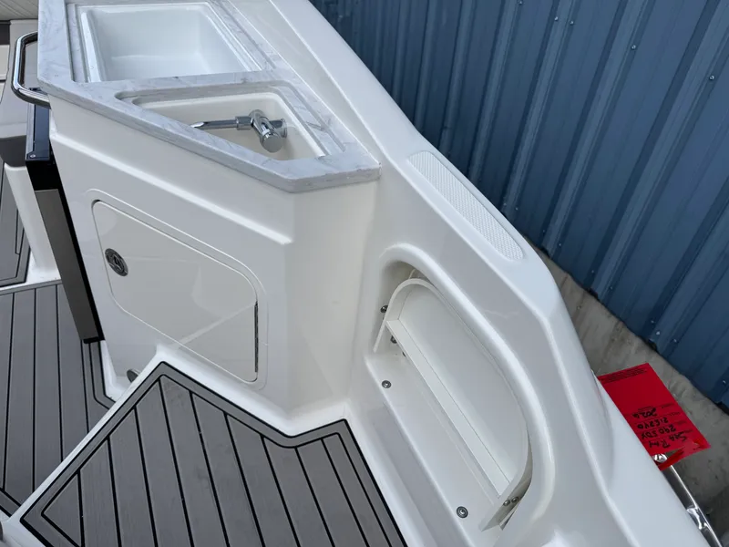 Slide: The Image of Sea Ray SDX 290 2026 - 30