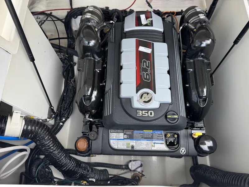 Slide: The Image of Sea Ray SDX 290 2026 - 34