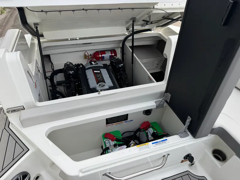 Slide: The Image of Sea Ray SDX 290 2026 - 36