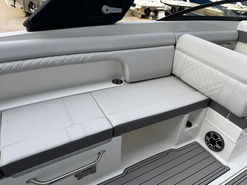 Slide: The Image of Sea Ray SDX 290 2026 - 37