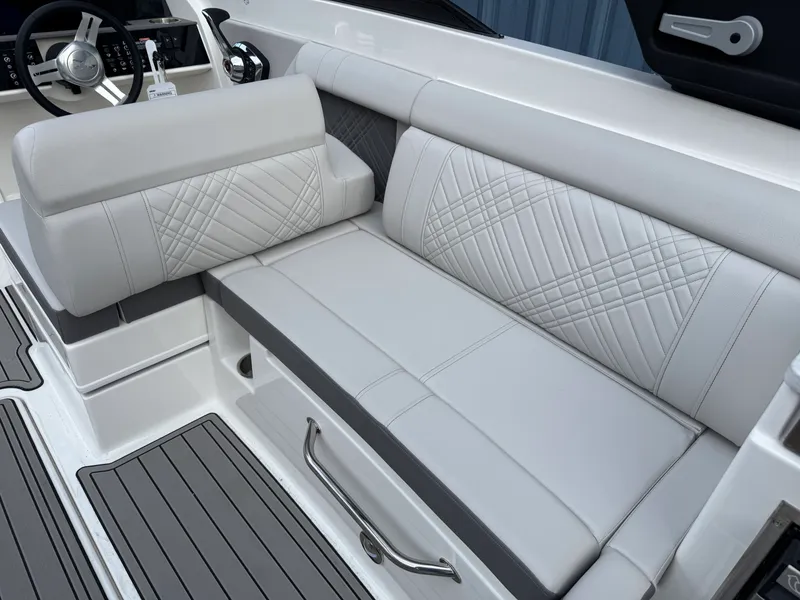 Slide: The Image of Sea Ray SDX 290 2026 - 38