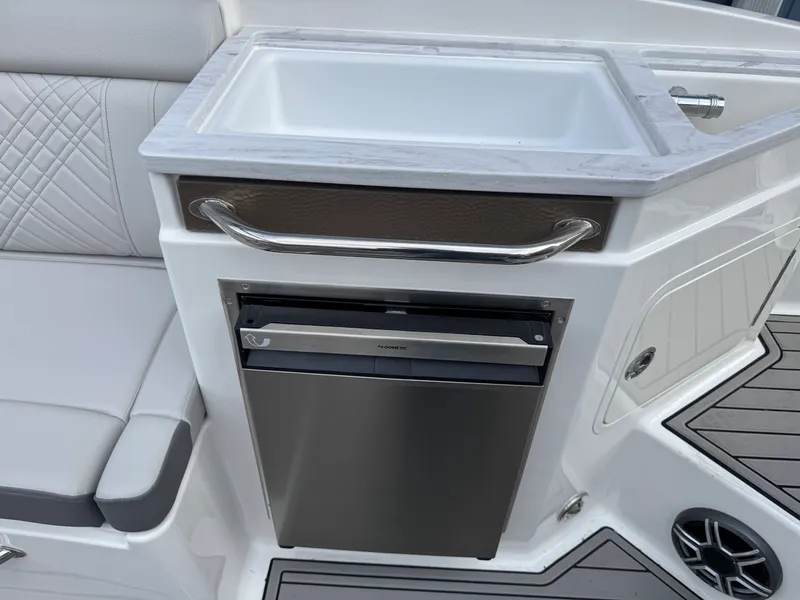 Slide: The Image of Sea Ray SDX 290 2026 - 39