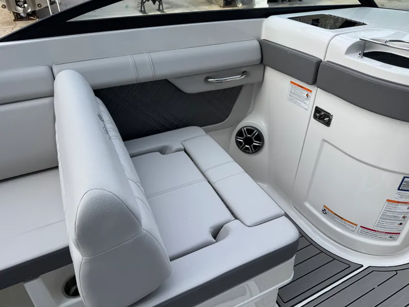 Slide: The Image of Sea Ray SDX 290 2026 - 40