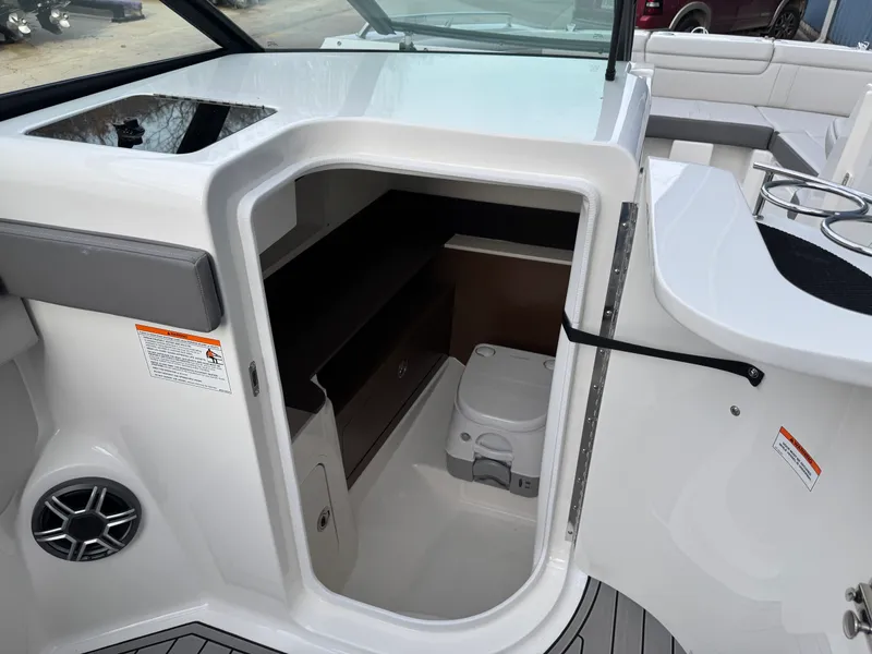 Slide: The Image of Sea Ray SDX 290 2026 - 43