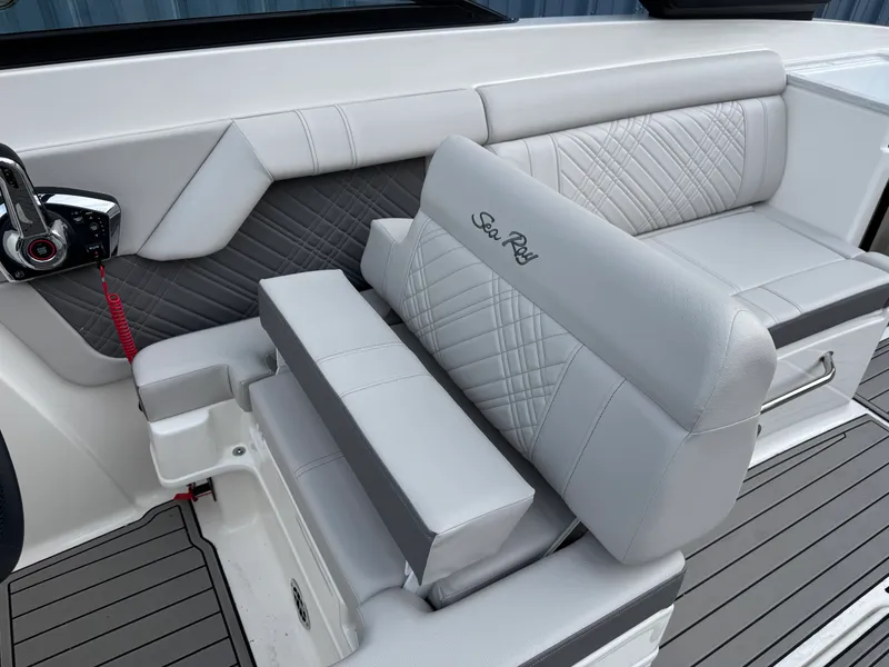 Slide: The Image of Sea Ray SDX 290 2026 - 45