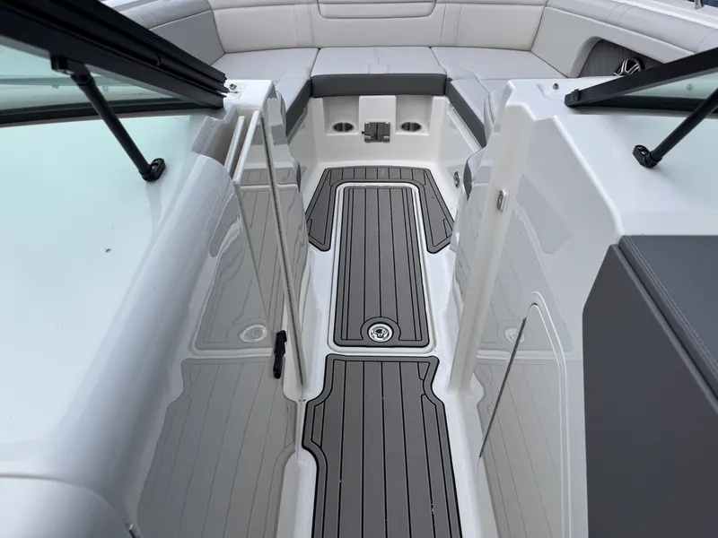 Slide: The Image of Sea Ray SDX 290 2026 - 46