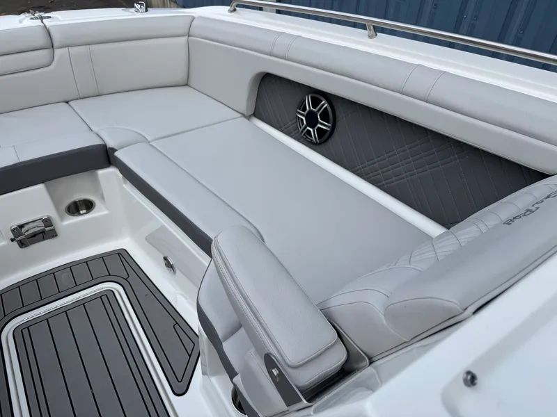 Slide: The Image of Sea Ray SDX 290 2026 - 47