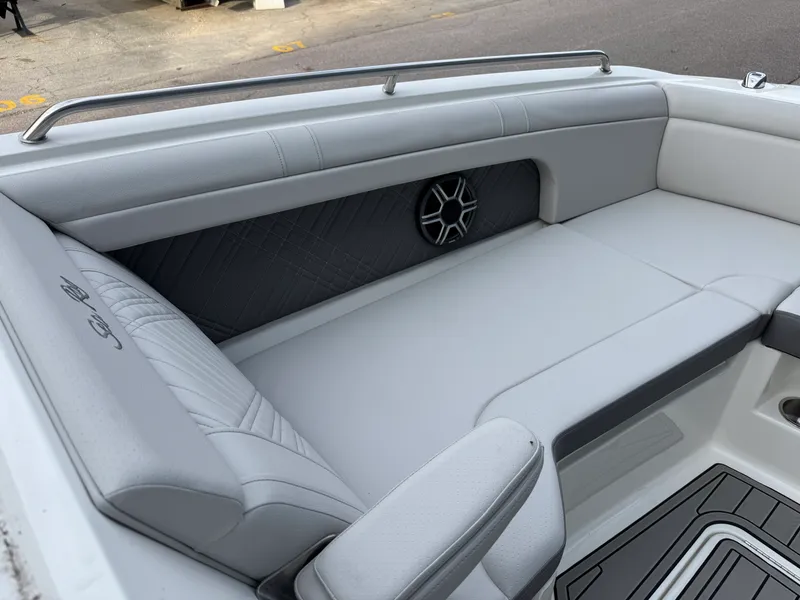 Slide: The Image of Sea Ray SDX 290 2026 - 48