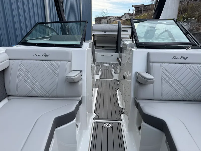 Slide: The Image of Sea Ray SDX 290 2026 - 50