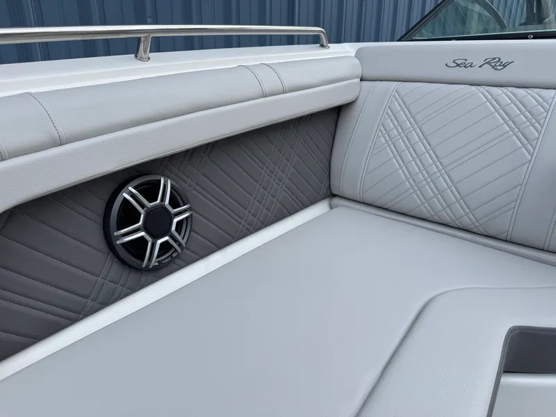 Slide: The Image of Sea Ray SDX 290 2026 - 52