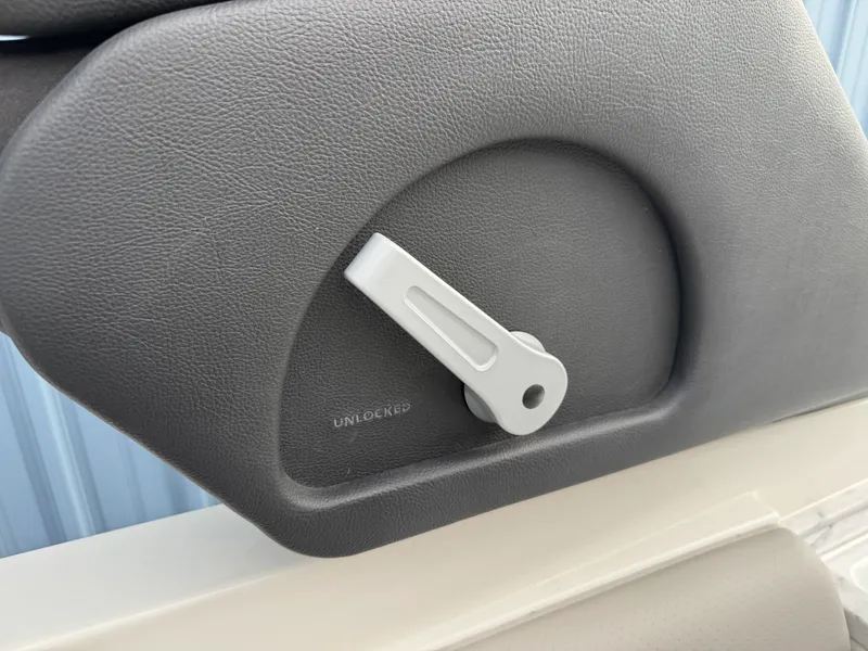 Slide: The Image of Sea Ray SDX 290 2026 - 61