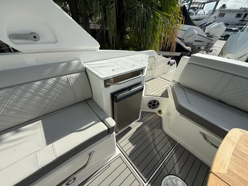 Slide: The Image of Sea Ray SDX 290 Outboard 2026 - 9