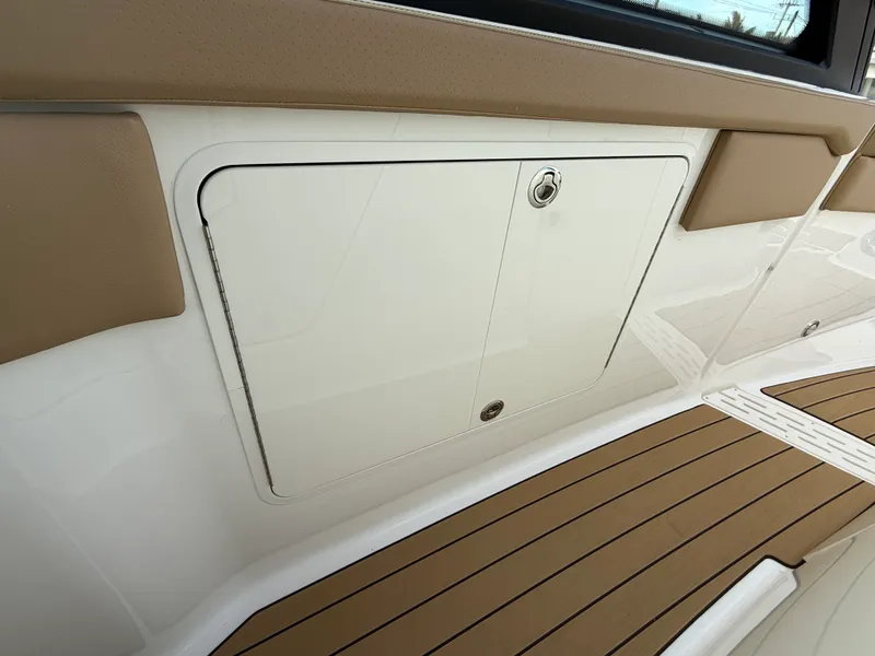 Slide: The Image of Sea Ray SLX 400 Outboard 2026 - 11