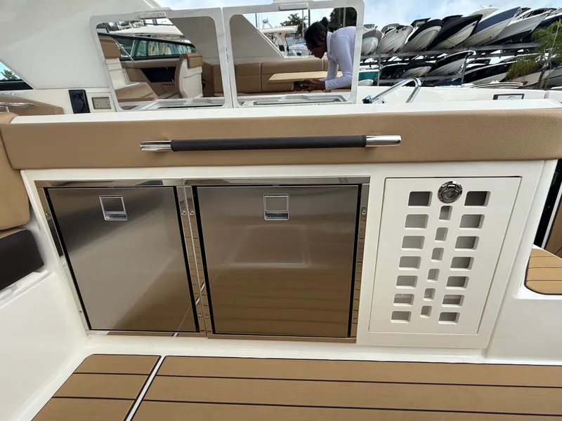 Slide: The Image of Sea Ray SLX 400 Outboard 2026 - 12