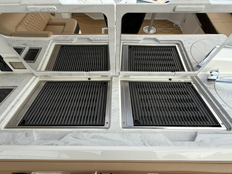 Slide: The Image of Sea Ray SLX 400 Outboard 2026 - 13