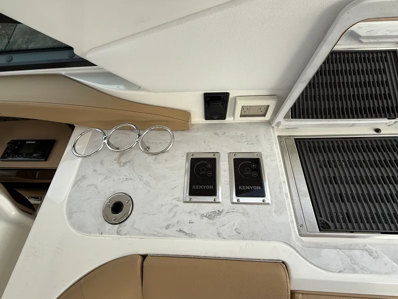 Slide: The Image of Sea Ray SLX 400 Outboard 2026 - 14