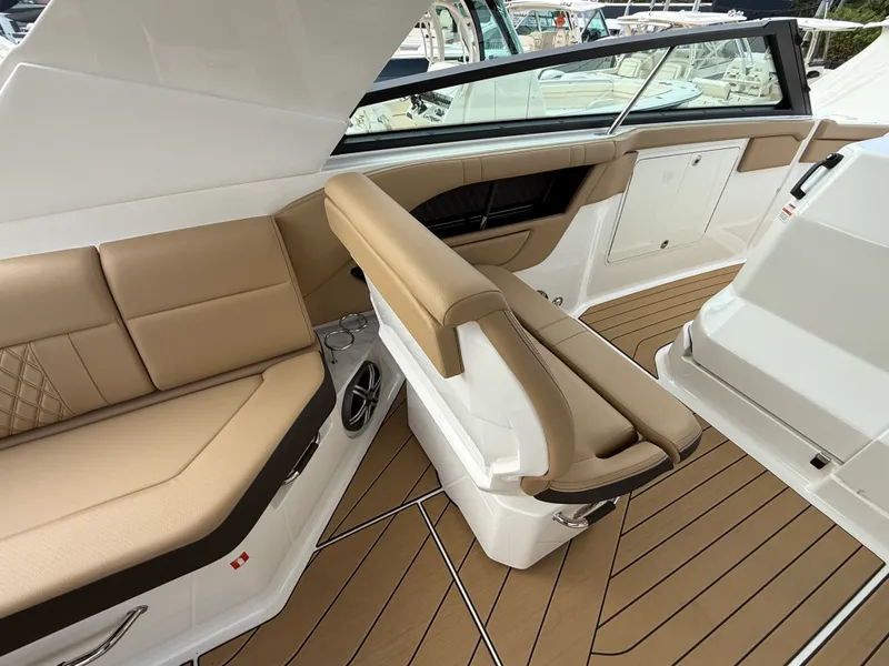 Slide: The Image of Sea Ray SLX 400 Outboard 2026 - 17