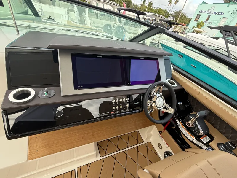 Slide: The Image of Sea Ray SLX 400 Outboard 2026 - 18