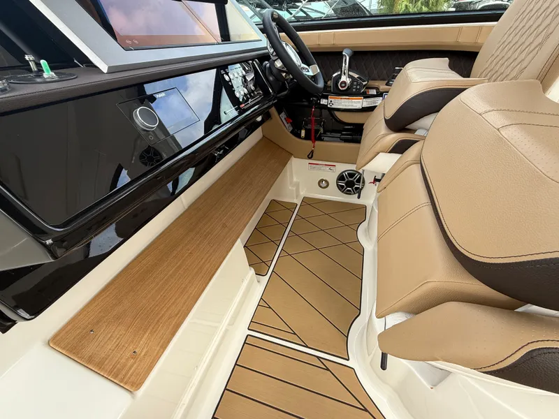 Slide: The Image of Sea Ray SLX 400 Outboard 2026 - 22