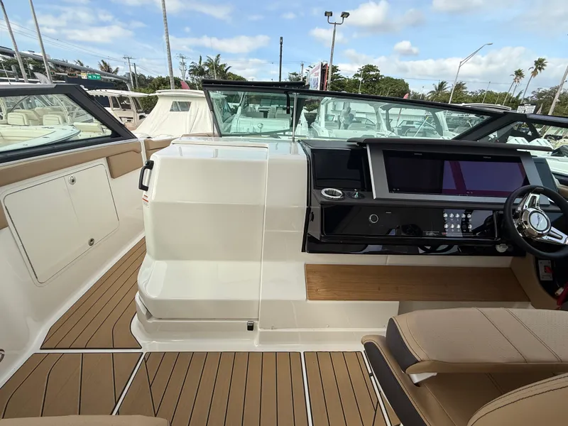 Slide: The Image of Sea Ray SLX 400 Outboard 2026 - 23