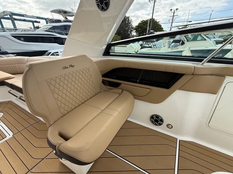 Slide: The Image of Sea Ray SLX 400 Outboard 2026 - 24