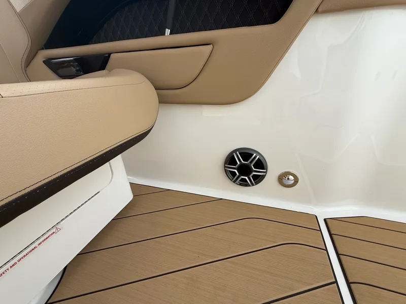 Slide: The Image of Sea Ray SLX 400 Outboard 2026 - 25