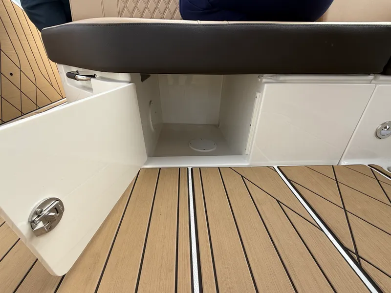 Slide: The Image of Sea Ray SLX 400 Outboard 2026 - 27