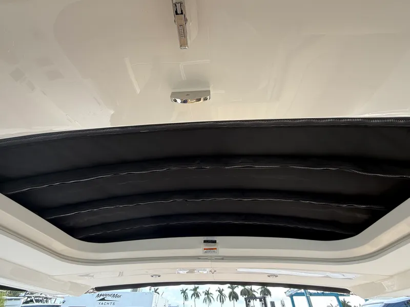 Slide: The Image of Sea Ray SLX 400 Outboard 2026 - 29