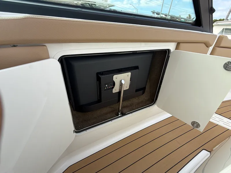 Slide: The Image of Sea Ray SLX 400 Outboard 2026 - 31