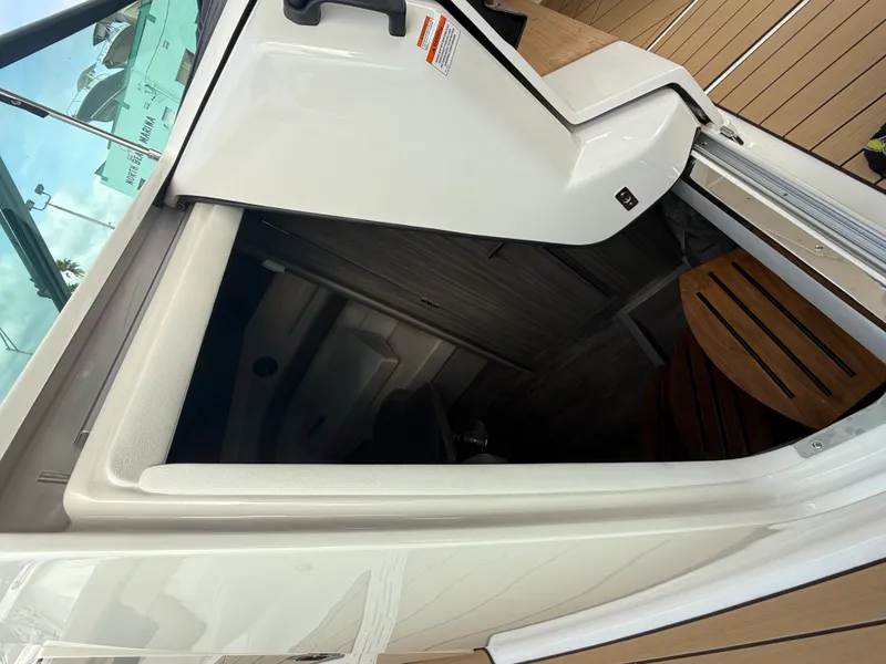 Slide: The Image of Sea Ray SLX 400 Outboard 2026 - 32