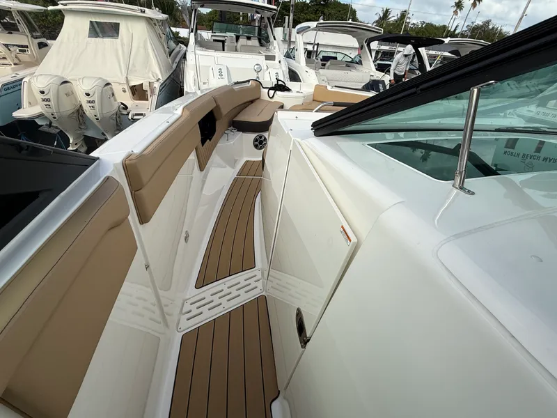 Slide: The Image of Sea Ray SLX 400 Outboard 2026 - 34