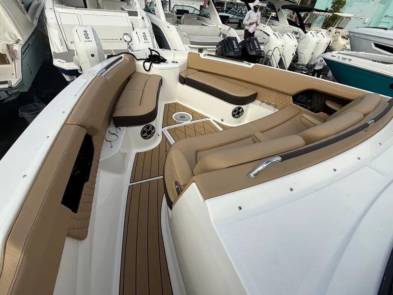 Slide: The Image of Sea Ray SLX 400 Outboard 2026 - 35