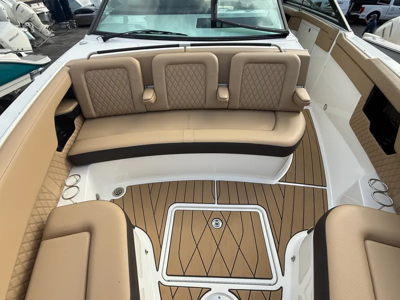 Slide: The Image of Sea Ray SLX 400 Outboard 2026 - 37