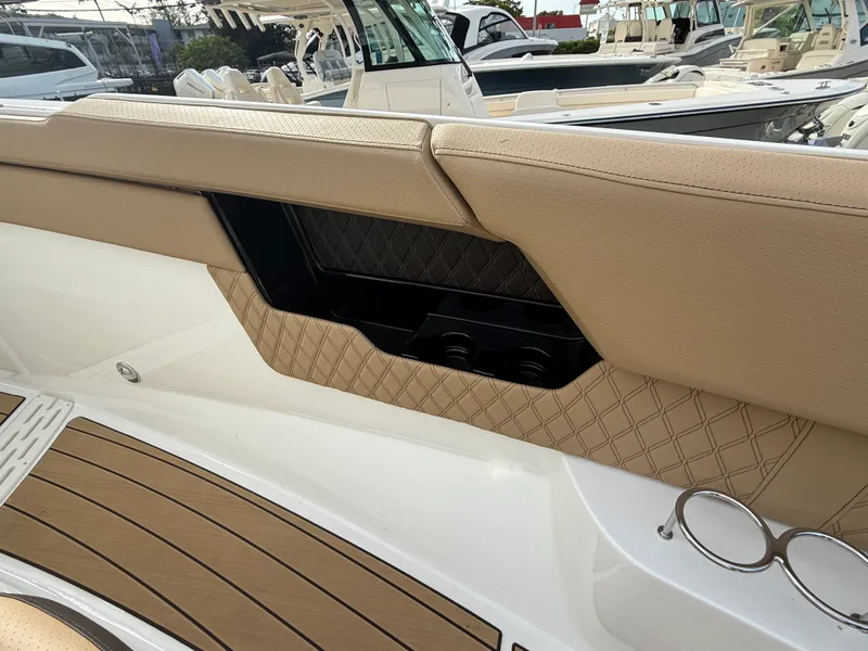 Slide: The Image of Sea Ray SLX 400 Outboard 2026 - 41