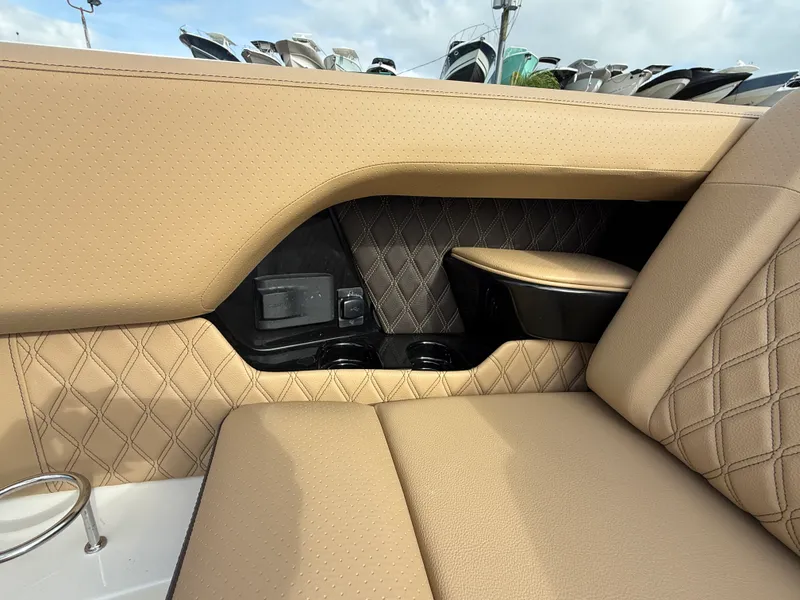 Slide: The Image of Sea Ray SLX 400 Outboard 2026 - 42