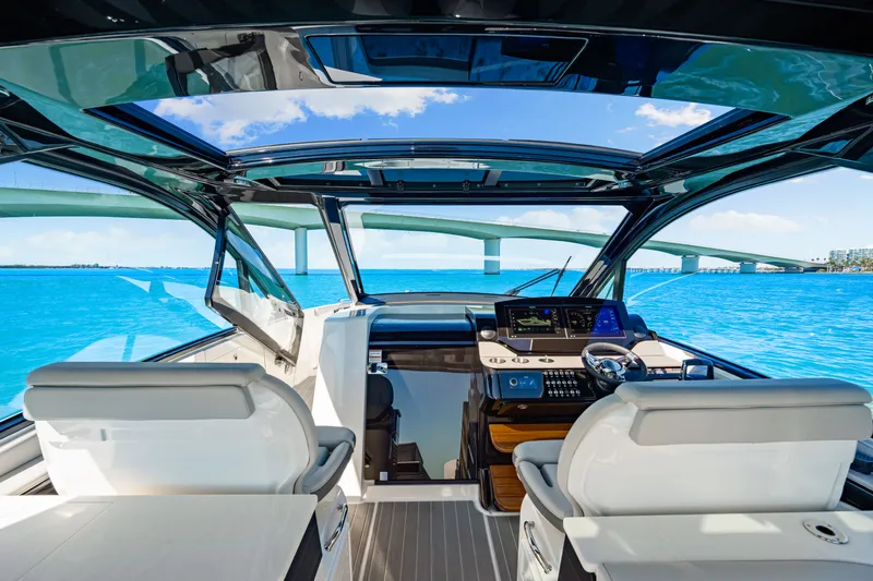 Slide: The Image of Sea Ray Sundancer 370 Outboard 2026 - 44