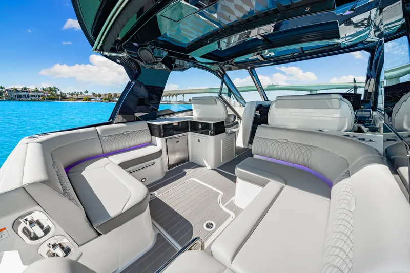 Slide: The Image of Sea Ray Sundancer 370 Outboard 2026 - 57