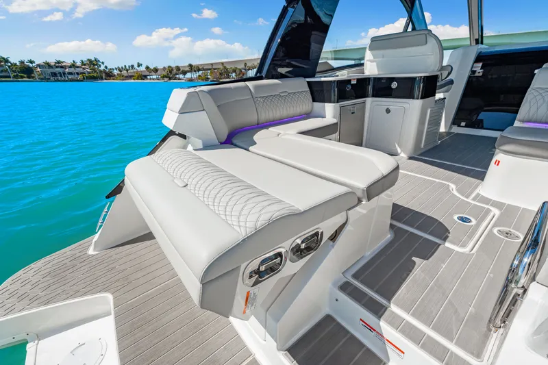 Slide: The Image of Sea Ray Sundancer 370 Outboard 2026 - 58