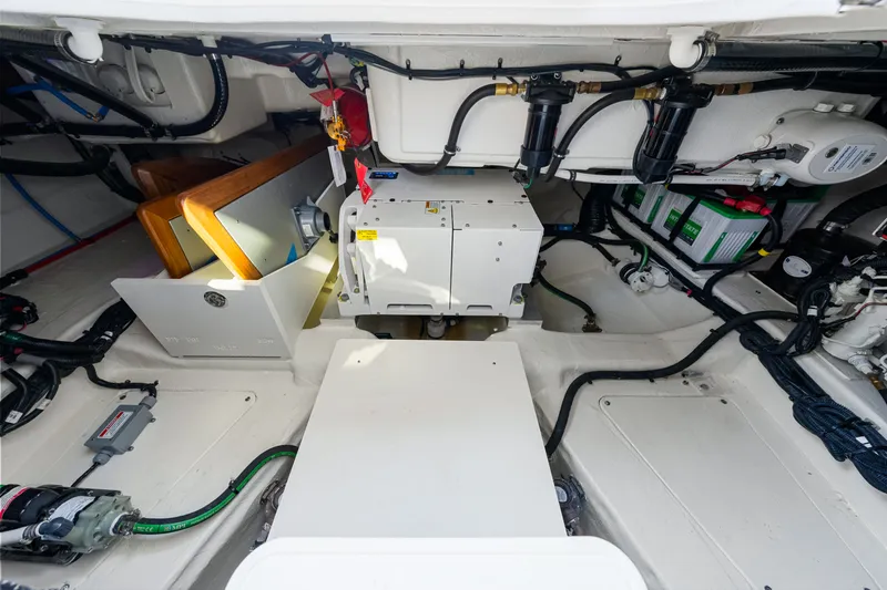 Slide: The Image of Sea Ray Sundancer 370 Outboard 2026 - 87