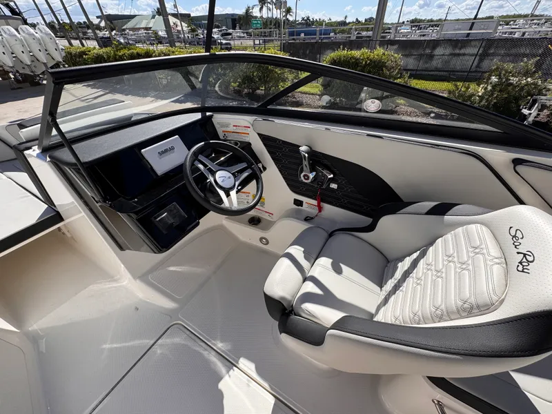 Slide: The Image of Sea Ray SPX 210 Outboard 2026 - 10