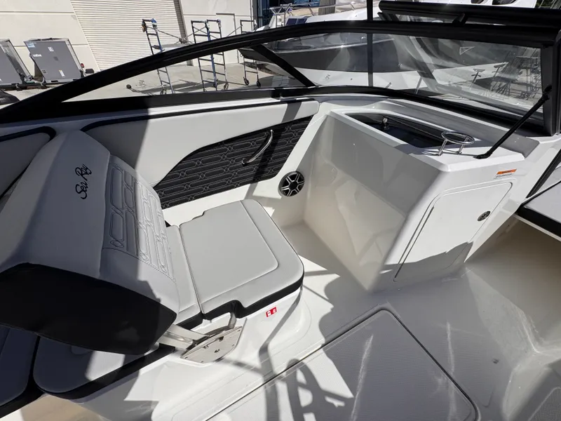 Slide: The Image of Sea Ray SPX 210 Outboard 2026 - 9