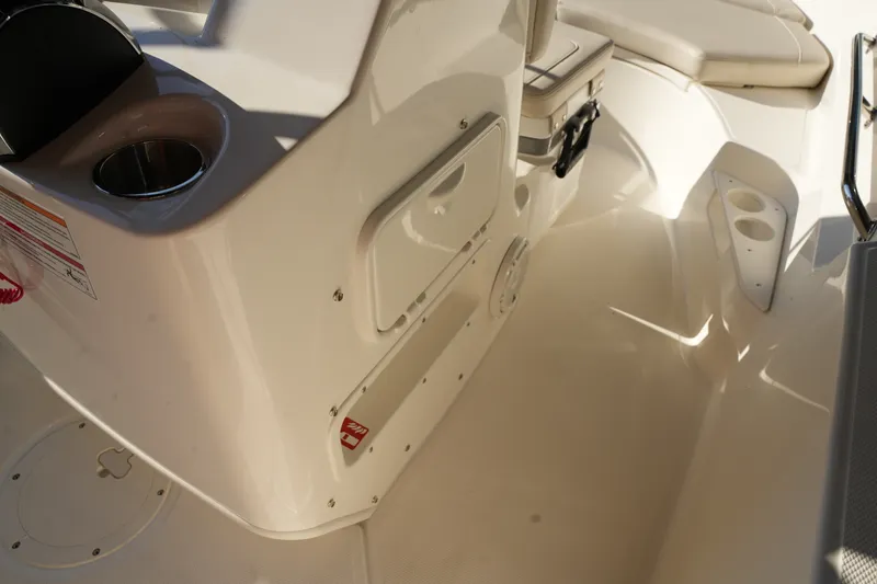 Slide: The Image of Boston Whaler 170 Montauk 2026 - 18