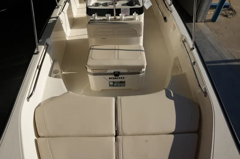 Slide: The Image of Boston Whaler 170 Montauk 2026 - 20