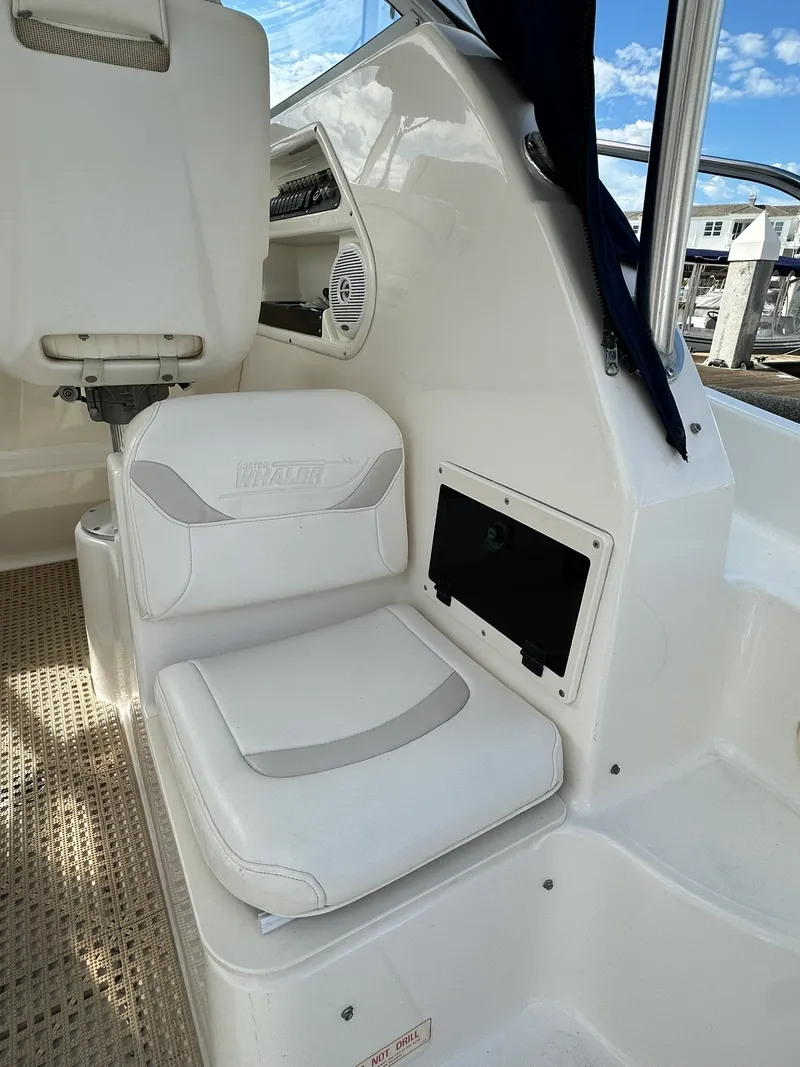 Slide: The Image of Boston Whaler 255 CONQUEST 2002 - 43