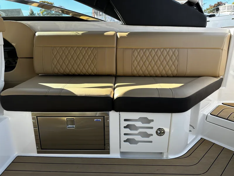 Slide: The Image of Sea Ray 280 SLX 2023 - 13