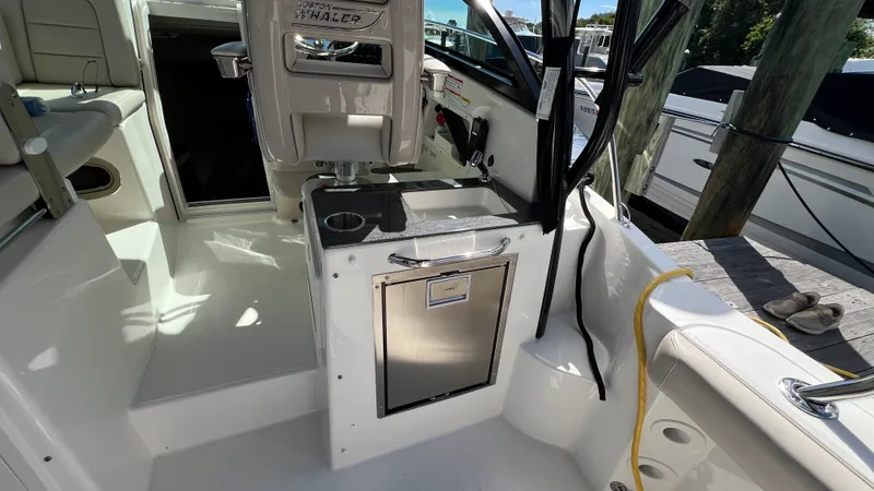 Slide: The Image of Boston Whaler 285 CONQUEST 2024 - 29