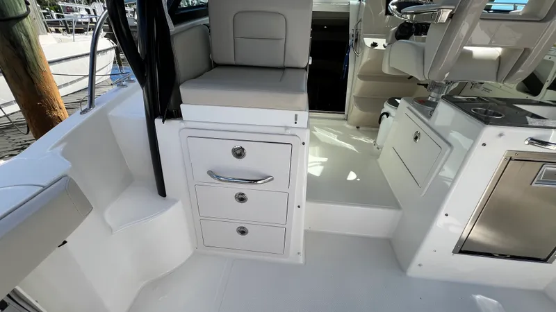 Slide: The Image of Boston Whaler 285 CONQUEST 2024 - 32